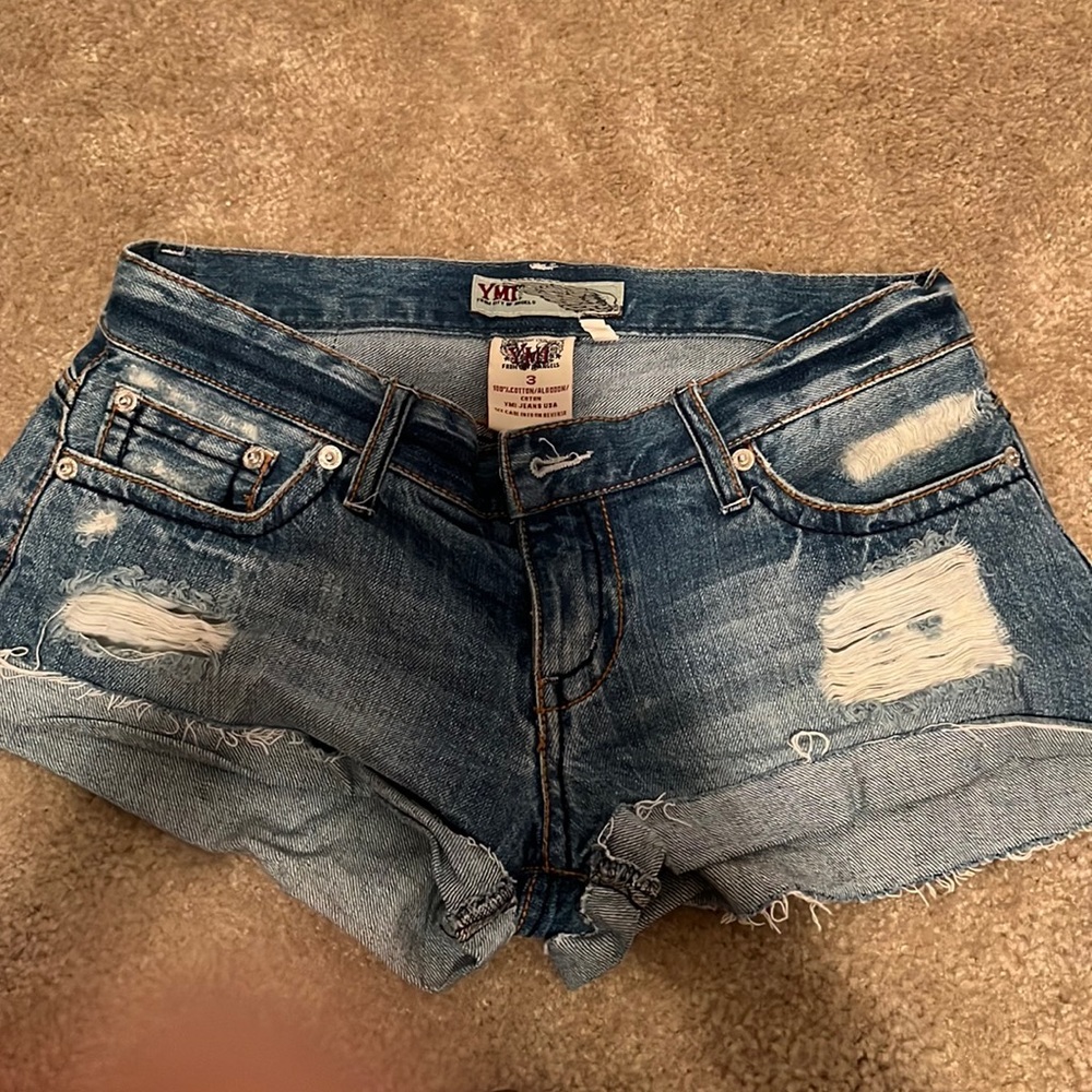 Distressed short shorts